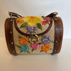 Vintage Floral Raffia Woven Straw Purse w/ wooden trim